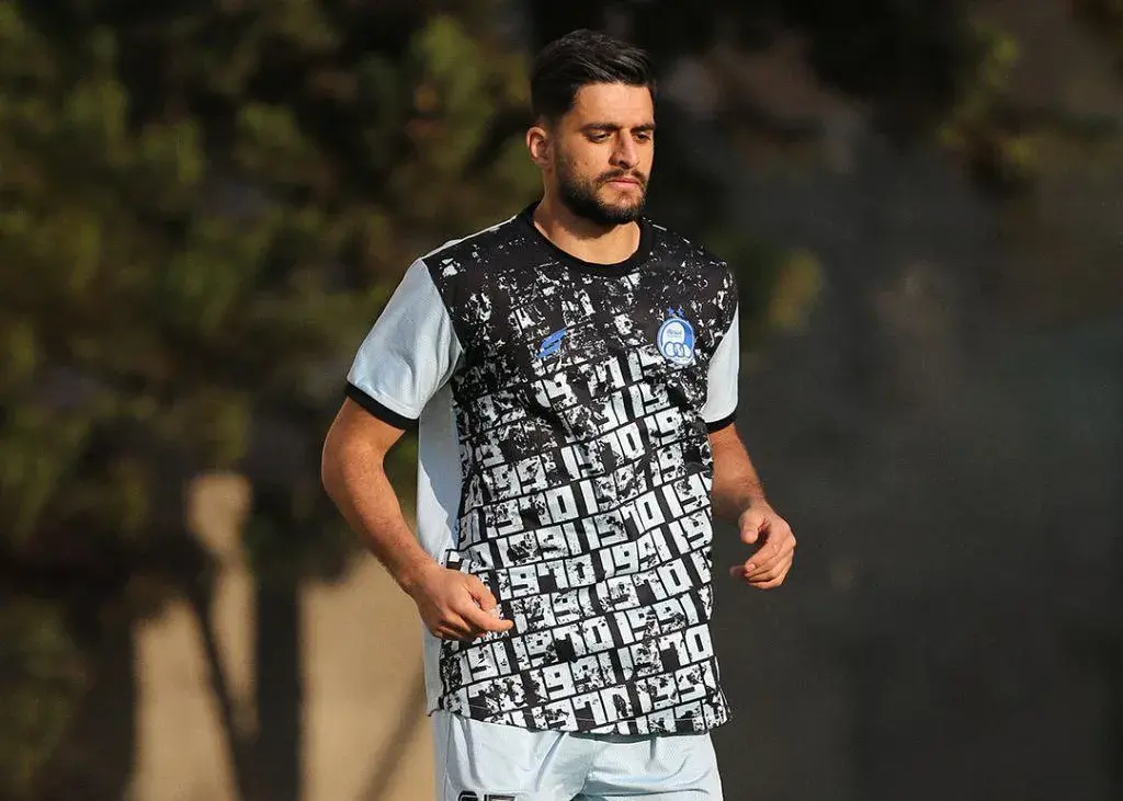 مدافع استقلال به دنبال پوکر مقابل پرسپولیس! مدافع استقلال به دنبال پوکر مقابل پرسپولیس!