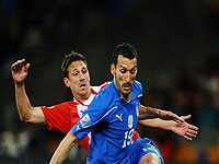 زامبروتا زانویش را عمل می کند