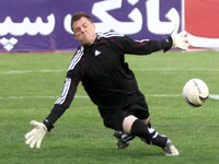 تصور می‌کنند دروازه‌‌بان‌های خارجی همه چیز بلدند
