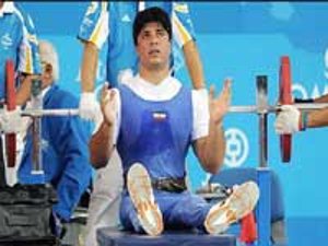 فرزین به مدال نقره وزنهبرداری دست یافت