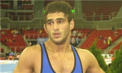 اکبری مدال نقره را بر گردن آویخت