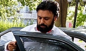 شیرینی و ارائهمدارکی درباهطلب قاضی به رحیمی