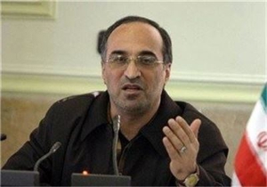 آشتیانی: برخی برای ماندن دستبوسی میکنند