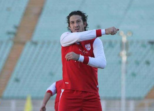 مشت گره کرده آندو جلوی استقلالی ها