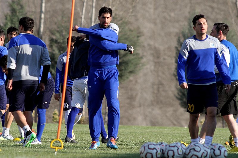 رفتار متناقض باشگاه استقلال در مورد بیک‌زاده