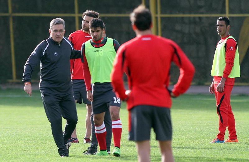 کفشگری غایب پرسپولیس مقابل ذوب آهن