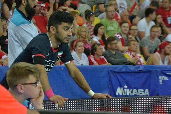 ظریف با لباس شخصی پشت زمین