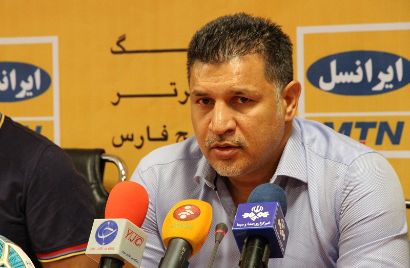 بازهم تاخیر دایی در نشست خبری