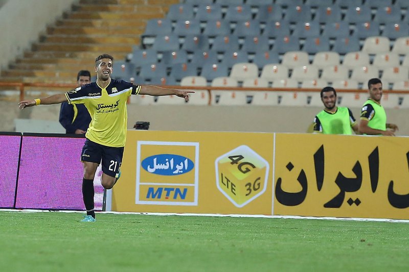 فرجی در آستانه حضور در جمع شاگردان قلعه‌نویی