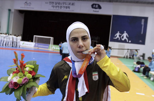 به فوتسالیستهای خانم آپارتمان هدیه بدهید