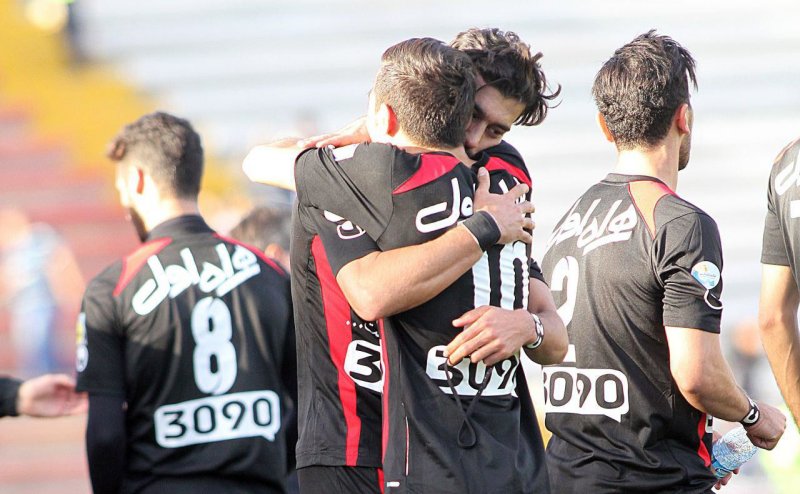 احمدزاده: با سر یا پا باید گل بزنیم