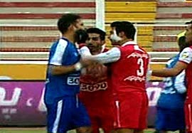 درگیری شدید بین بازیکنان استقلال-  تراکتور