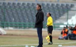 بازدید گل محمدی از چمن استادیوم خرمشهر