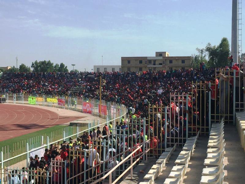 سنگ پراکنی در تختی به پرسپولیسی ها