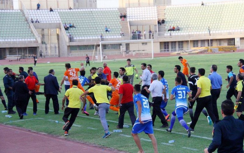 همرنگ: تماشاگران با دروازهبان درگیر شده بودند!