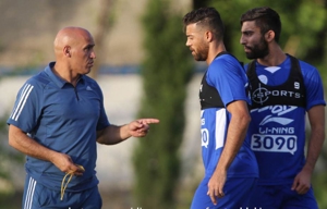 اولین کارت زرد منصوریان به بازیکنان استقلال