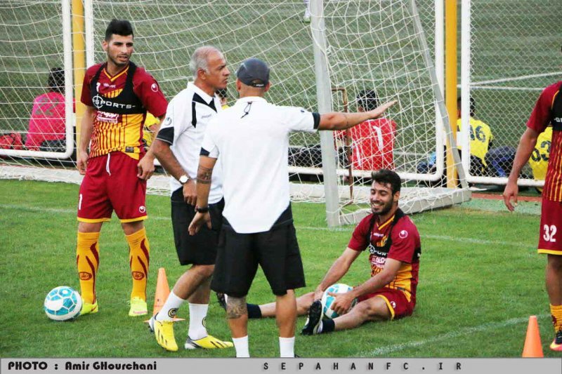 تساوی یک نیمه ای سپاهان مقابل برق شیراز