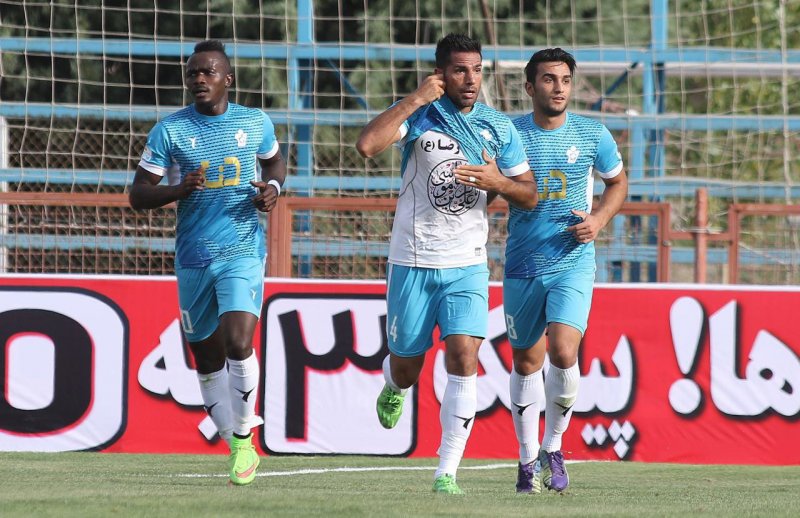 صادقی:یقه بازیکنان میلیاردی استقلال را بگیرید