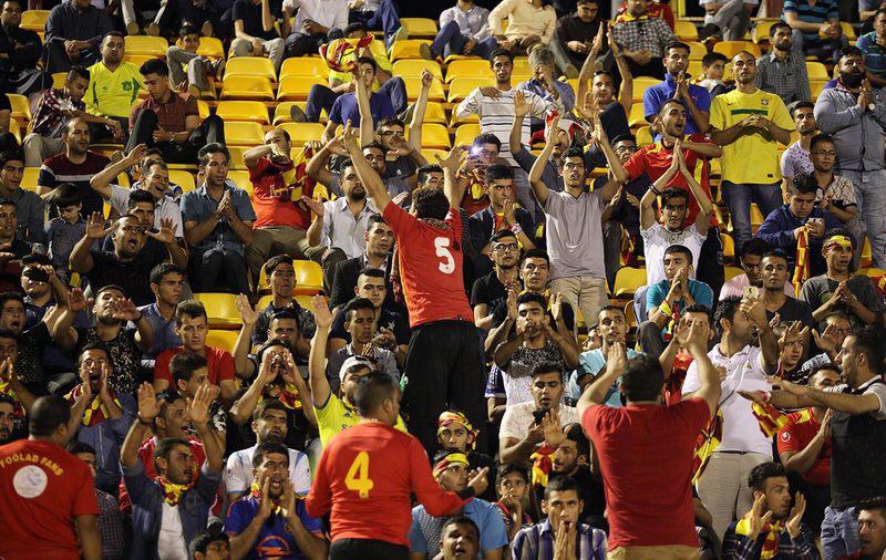 شعار علیه مدیریت فولاد در سکوهای غدیر