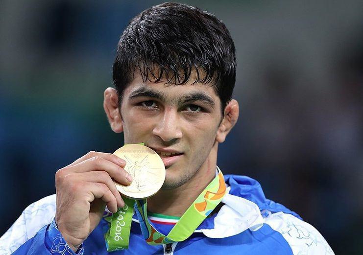 اهدای مدالهای یزدانی و رحیمی به آستان قدس