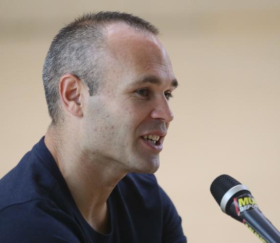 اینیستا: با انریکه راحت تر از گواردیولا هستم