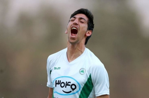 رجب زاده روی سکو، تبریزی گلزن با بازوبند