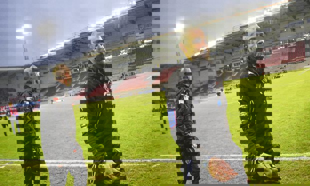 استعفای لارسن بعد از حمله هواداران به پسرش