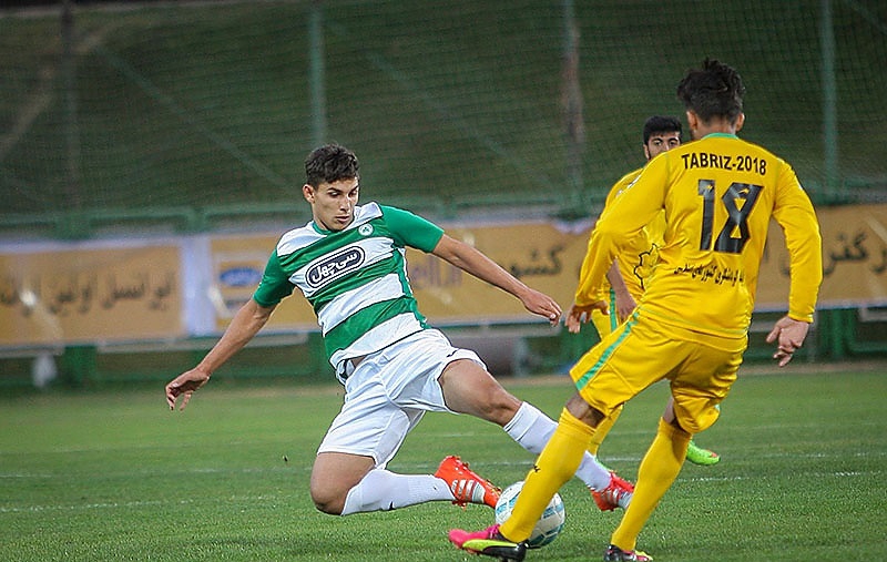 بازیکن ذوبآهن راهی بیمارستان شد