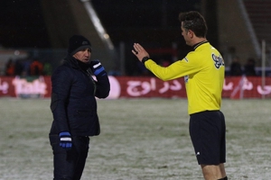  کلاه و شال گردن در زمین فوتبال قانونی نیست!