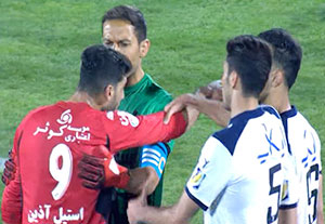 مظفری زاده: داور بازیکن پیکان را اخراج نکرد
