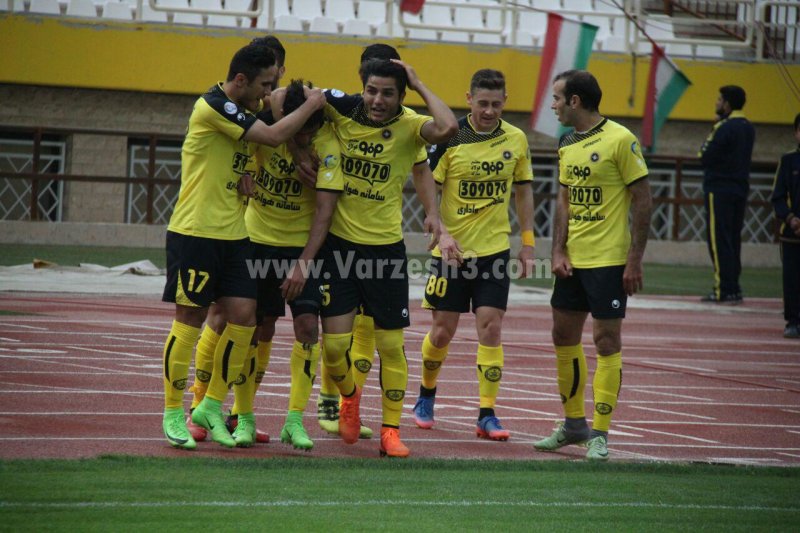 دو خارجی در رادار طلایی پوشان 