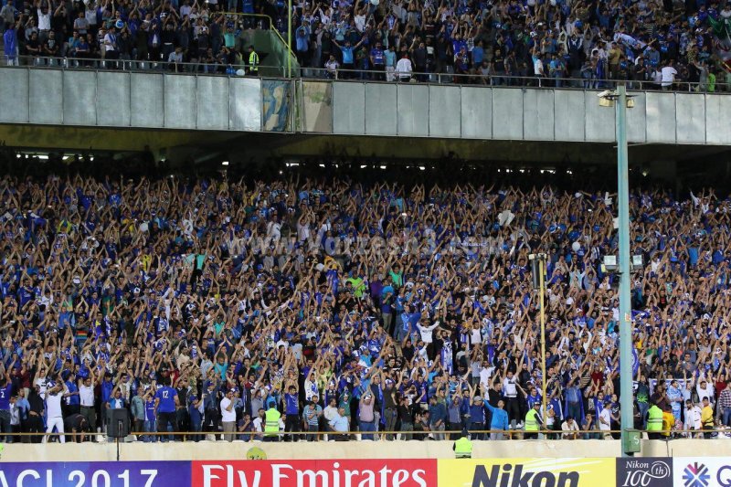 هواداران معترض استقلال جلوی در وزارت ورزش