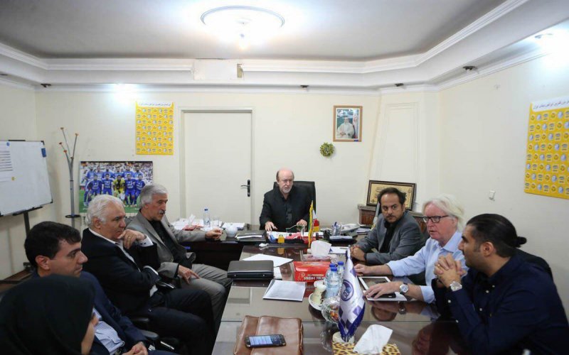 آقای افتخاری این باشگاه بزرگ را بزرگتر کنید