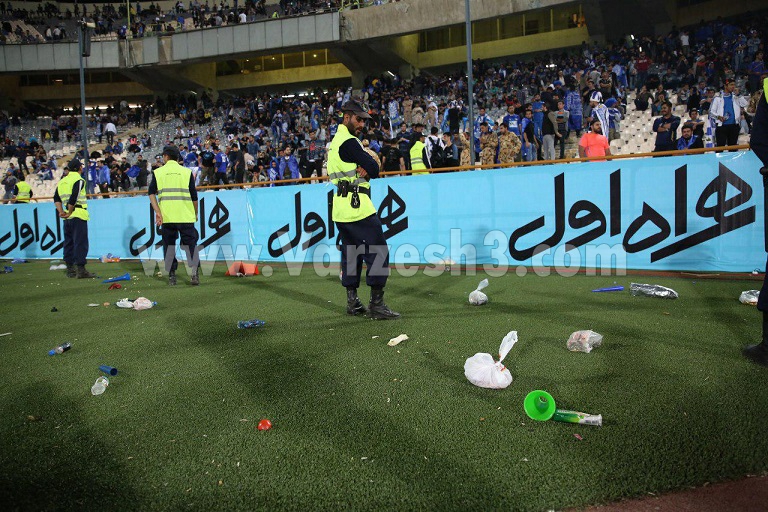 حمله سکوها به بازیکنان استقلال بعد از شکست