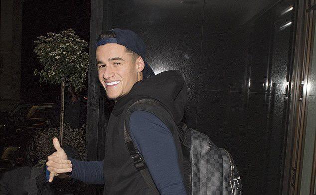 کوتینیوی خوشحال در راه بارسلونا (عکس)