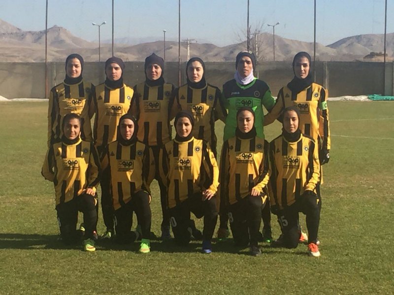 بانوان طلایی پوش از بمیها فاصله گرفتند