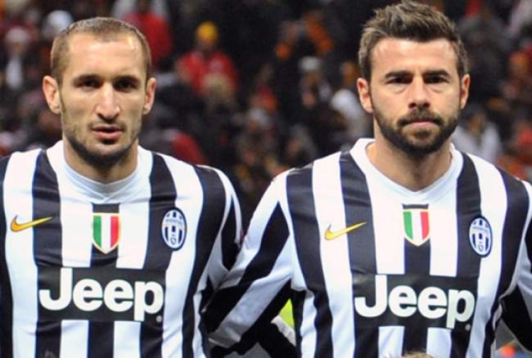 یووه به دنبال تمدید با دو مدافع با تجربه