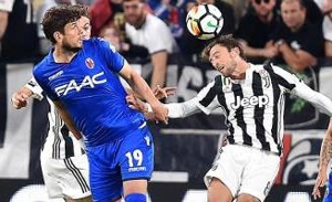 یوونتوس 3-1 بولونیا: عکس بیانکونری روی جام