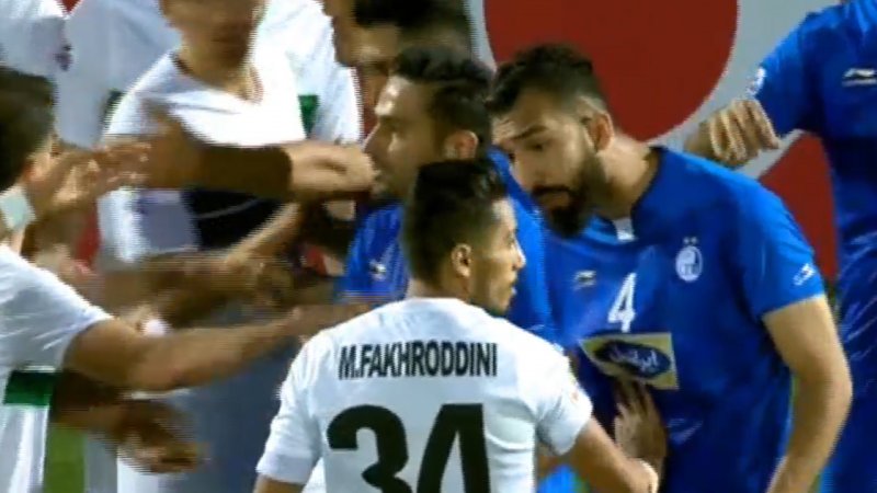 جنجال بازیکنان در نیمه اول ذوبآهن و استقلال