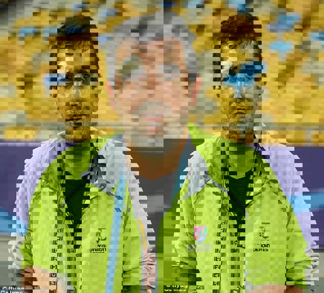 1304733