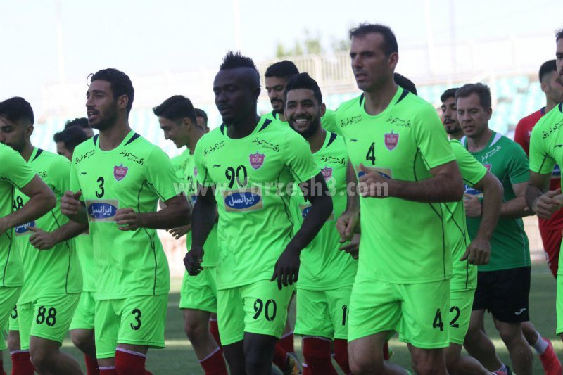 شعار هواداران پرسپولیس در حمایت از برانکو