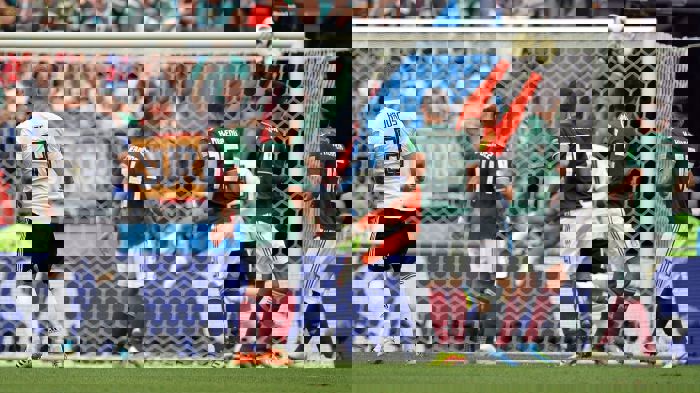 دزد به خانه گلر مکزیک زد!