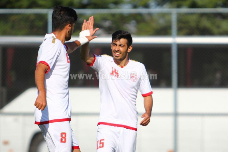 دو ستاره سرباز همچنان روی نیمکت تراکتور