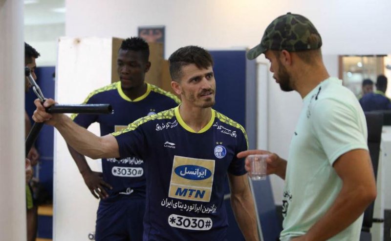 استقلالیها بعد از ظهر وزنه میزنند