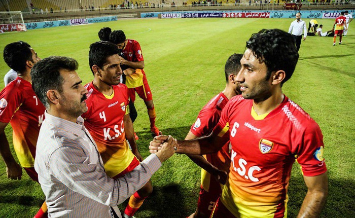 اتحاد سرخها در زمین علیه شعارهای عجیب سکوها