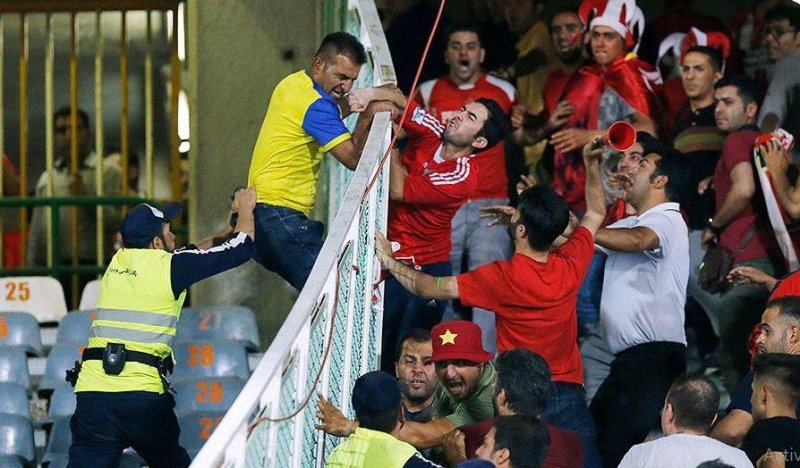 ورود اسلحه سرد به استادیوم آزادی، آزاد!