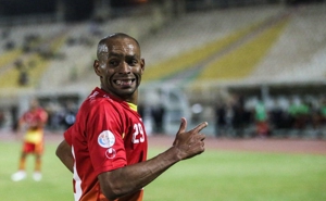 علی علیپور در محاصره خارجی‌ها