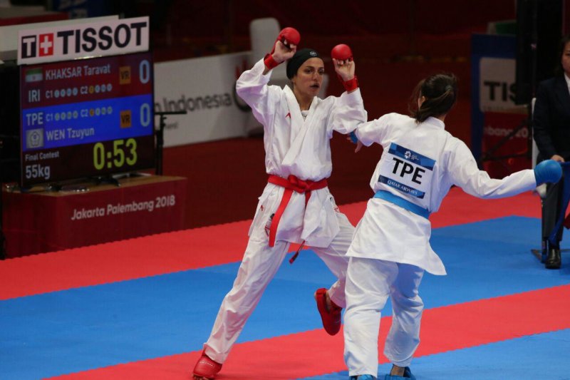 طراوت خاکسار نقره ای شد