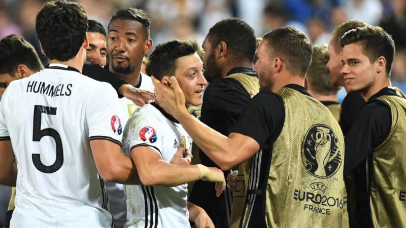 دروغ میگویند، در تیم آلمان نژادپرستی نیست