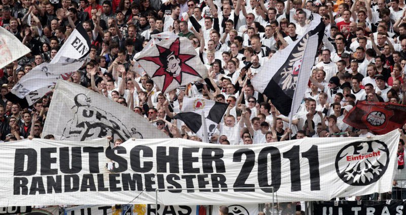 تیفوسیهای فرانکفورت، علت تغییر استادیوم آلمان- پرو